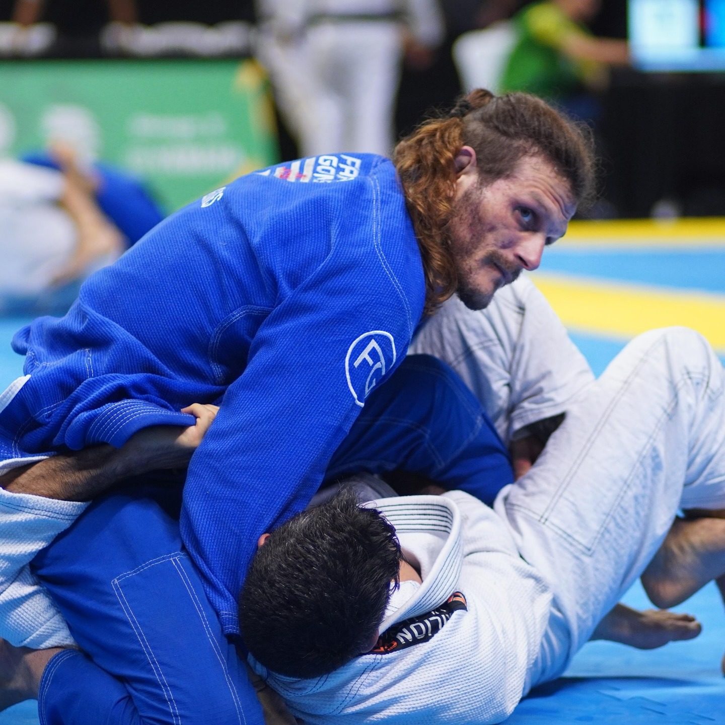 Henrique Gomes passing guard in competition